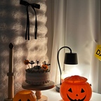 할로윈이라고 새로 사기엔 조금 아깝고🎃

재작년 코스트코에서 젤리 먹고 남겨둔 호박 통에
몇 년 전 다이소에서 산 할로윈 소품들,
그리고 종이 오려 만든 박쥐까지🦇

집에 있던 것들을 하나씩 꺼내 꾸며봤어요.

특별히 돈을 들이지 않아도
소품 몇 개만 모아두니 제법 할로윈 분위기가 나네요👻

올해도 소소하게 즐기는 우리 집 할로윈🎃🧡

#예쁜템최고야 #콘수프기록집 #할로윈인테리어 #할로윈소품 #할로윈파티준비 #다이소할로윈 #코스트코추천 #셀프인테리어 #집꾸미기 #홈스타일링 #홈데코 #살림기록 #소소한집꾸미기 #알뜰살림 #재활용인테리어 #인테리어소품 #말랑잉의집꾸미기