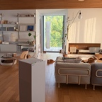 #오감리뷰 프로그램을 통해 제품을 제공받아 직접 사용하고 스타일링한 후기입니다.

쿠쿠 인스퓨어 헤리티지 스퀘어 공기청정기의 첫인상은 “예쁘다!”
왜 인기가 있는지 바로 이해가 됐다. 거실이나 서재, 주방 어디에 두든 하루 종일 눈에 보이는 가전이라 성능만큼 디자인도 중요하게 본다. 
가구 고르듯 신중하게 고르는 편인데 디자인이 내 취향에 딱이다.

특히 하단에 은은하게 들어오는 무드램프가 너무 예쁘다. 
저녁에 켜두면 낮과는 또 다른 분위기가 느껴져 밤 인테리어에도 찰떡. 
주방이나 서재에 둘 미니 사이즈까지 구매하고 싶어졌다 ㅎㅎ

고양이 네 마리와 함께 사는 다묘가정에 남집사는 비염이 있고, 
집에서 요리도 자주 하는 편이라 평소 공기 관리에 관심이 많다. 
그래서 디자인뿐 아니라 어떤 기능이 있는지도 꼼꼼하게 보게 됐다.

대용량 제품답게 넓은 공간에서 사용하기 좋고, 주변 공기를 흡입하는 서라운드 흡입 방식도 마음에 든다. 
듀얼 오염 감지 센서와 4단계 토탈 케어 필터까지 갖췄다니 이 얼마나 꼼꼼한가 ㅎㅎ

작동 소리도 작아서 생활하면서 거슬림이 거의 없다. 
스마트 IoT 기능으로 외출 중에도 공기 상태를 확인하고 원격으로 작동할 수 있다는 점 역시 고양이 네 마리 집사에게 꼭 필요한 기능. 
집을 비웠을 때도 공기 상태를 확인할 수 있어 마음에 든다.

예쁜 디자인에 필요한 기능까지 갖춰 만족스러운 공기청정기. 
하루 종일 눈에 보이는 제품인데 볼 때마다 예쁘고, 저녁에는 은은한 조명까지 즐길 수 있어 더 좋다. 
고양이들과 함께 지내는 우리 집 공기 관리를 도와줄 든든한 가전이 하나 더 생겼다 ㅎㅎ

#쿠쿠공기청정기 #쿠쿠인스퓨어공기청정기 #공기청정기 #신생아공기청정기 #아이방공기청정기 #반려동물공기청정기 #고양이공기청정기 #다묘가정 
#공청기 #신혼가전 #거실인테리어 #가전추천 #쿠쿠 #화이트인테리어 #모던인테리어 #감성인테리어 #홈스타일링 #홈인테리어 #인테리어 #조명인테리어
#다묘가정 #집사 #화이트우드인테리어 #웜톤인테리어 #주택인테리어