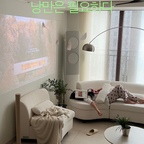 #콘수프기록집 #현명한소비

언제든 필요한 낭만⋆.ೃ࿔:･

낮에도, 밤에도 언제든 낭만은 필요하다고 생각하는 저
저는 같은 작품도 빔으로 보면 더 좋더라고요
왠지 그 장면이 더 몽글몽글 예쁜 분위기로 기억된달까..✴︎ ₊˚ 𓏸 .⋆

또 사진촬영을 자주 하다보니 낮에도 빔을 자주 켜는데
이번에 새로 들인 빔은 2000안시 루멘으로 대낮에도 꽤 선명하고 색감도 잘 보여요
꼭 어두워질 때까지 기다리지 않아도 빔을 켤 수 있어요😌

낮엔 플레이리스트 켜서 음악도 듣고 밤엔 주로 남편과 영화를 보는데
사운드도 5W 고출력 듀얼 스피커로 또렷해서 몰입감도 두 배.ᐟ
거리에 따라 최대 250인치까지 가능해서 이 정도면 티비 없애두 될 것 같아요

빔 덕분에 밤이 길었으면 좋겠지만 
또 내일의 낭만도 기다려봅니다🫧

- 제우스빔  L2000

#집스타그램 #빔프로젝터 #빔프로젝터추천 #빔테리어 #제우스빔 #빔인테리어 #거실인테리어 #거실꾸미기 