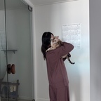 #오늘의집을통해제품을제공받아직접사용한후기입니다

오늘의 집 레이어 refine 부드러운 에어핏 긴팔 잠옷 파자마 세트를 입어봤어요! 🙋🏻‍♀️
저는 유명한 파자마 처돌이라서 웬만한 소재의 잠옷은 많이 입어봤거든요?

그런데 이번에 만나본 레이어 에어핏 긴팔 잠옷은 일단 원단이 정말 챠르르~해서 몸에 흐르듯이 감기는게 정말 기분이 좋았어요! 

게다가 브라운 컬러 바탕에 흰색 잔 땡땡이가 가득 들어가 있는데 이 포인트덕에 밋밋하지도 않고
오히려 더 귀여워보이더라구요!

그리고 저는 고양이 두 마리와 함께 지내고 있는데 덕분에 털이 많이 날리고 달라붙거든요? 𓃠𓃠

근데 refine 에어핏 파자마에는 털이 달라붙지 않아요 
그래서 우리 집 고양이 마음껏 부비고 안아줘도 부담이 없어서 좋더라구요 😌🤍

마지막으로 파자마 상의와 하의에 전부 포켓이 마련되어 있는데 집순이들 아시죠..? 집안에 있더라도 옷에 주머니가 많으면 활용도가 엄청 올라간다는걸!

상의 앞포켓 하나, 하의 주머니 2개,
하의 뒷포켓 하나까지!
아주 야무지게 주머니가 마련되어 있어서
집순이를 위한 세심한 배려가 느껴졌어요 

그리고 저는 158/50 의 스펙을 가지고 있어서
M사이즈를 입었는데 기존 파자마들보다 좀 더 널널하게 나와서 요즘 스타일로 입기에 좋더라구요!

편하게 툭 입어도 와이드하게 편해서 몸에 걸리지도 않고 오버핏이라 더 귀여운건 덤 ⊹ 

세탁해도 보풀 없는 똑똑한 원단인건 안비밀👀✨

다들 가을맞이 집순이 파자마 찾고 있었다면 와이드하면서 부드럽고 가을맛나는 refine 에어핏 파자마 어떠세요? 🍁

#오늘의집레이어 #layer #오늘의집layer체험단 #에어핏잠옷 #긴팔잠옷 #파자마세트 #잠옷추천 #홈웨어추천 #레이어체험단2609
