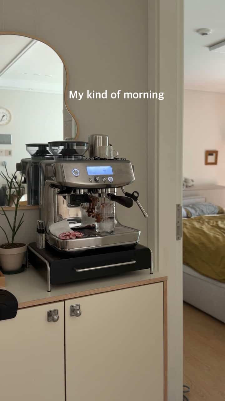 ＃コンスープ記録集＃今日の私たちの家 

Little things, my kind of morning.
登校後に始まる自分だけの午前☕️

運動もして、コーヒーも降りて
きれいなボウルにヨーグルトボウルも作って食べて🥣
私の友人が推薦してくれたヨーグルトボウルです。
実物で見てもとてもきれいです。
Insoil @insoil_official製品ですが、本当におすすめ！
ブドウは巨峰なのに皮むきが本当に面倒ですが、シャインマスケットよりずっと美味しいです。 

ちょっとだけど好きなものでいっぱいの時間。
しかし、私はすでに下校に行かなければなりません😂😂

＃ヨーグルトボウル＃アンボクシング＃日常記録＃unboxing＃bowl＃ブログ＃ブレビル＃ホームカフェ＃インソイル＃ヨーグルト＃ 