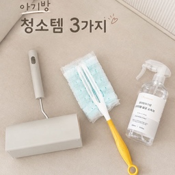 아기와 함께하는 우리 집 🧸🤍
작은 공간도 깨끗하게 유지하고 싶어서
하나씩 정착한 아기방 데일리 청소템 3가지 🧹
🧺 01. 무인양품 돌돌이(시스템 카페트 클리너)
아기방에 은근히 자주 생기는 먼지와 머리카락,
눈에 보일 때마다 가볍게 슥슥!
필요할 때 바로 꺼내 쓰기 좋아요.
디자인도 깔끔하고 접착력도 매우 만족🫶🏻
🪶 02. 스위퍼 더스터 키트 먼지털이(180도형)
브라이언 추천 청소템이라서 구매하게 되었는데
확실히 먼지가 날리는 게 아니라 흡착되는 방식이라
깔끔하게 먼지 정리가 가능해요.
책장이나 가구 위처럼 손이 잘 닿지 않는 곳까지
가볍게 먼지를 털어내기 좋은 아이템.
아기방 책장이 딥그린 색상이라 하루만 정리안해도
금방 먼지가 쌓이는 게 눈에 보이더라구요💦
스윽 손쉽게 청소 가능해서 만족스러워요🫶🏻
🫧 03. 엄마랑 아기랑 살균 소독제
맘가이드 A등급을 받은 안전한 제품이라 구매했어요.
지금은 리뉴얼이 되서 겉면이 달라졌네요~! 
저는 침구 정리 후에 칙칙 뿌려주고 있어요🫶🏻
거창한 청소보다 매일 간단하게 ! 
아기가 머무는 공간을 쾌적하게 유지하기 위해
잘 사용하고 있는 아기방 청소템들이에요 🌿
여러분의 육아 필수 청소템도 궁금해요!
#오늘의집 #오집 #아기방청소 #아기방청소템 #육아템 #청소템추천 #무인양품 #돌돌이 #스위퍼 #살균소독제 #아기방인테리어 #콘수프기록집 #ftc기록 #ftc28기 #내돈내산 #아기집청소 