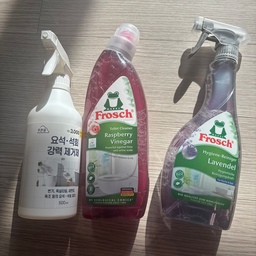 욕실 청소할 때 잘 쓰는 청소템 3가지 추천! 
매일 사용하는 욕실은 조금만 관리가 소홀해도 물때와 얼룩이 생기더라고요.
그래서 욕실 청소할 때 용도에 맞게 사용하는 아이템 3가지를 소개해요🤍
1.푸른들 요석·석회 강력 제거제
세면대 수전이나 욕실에 생기는 하얀 석회 자국, 요석이 신경 쓰일 때 활용하기 좋은 아이템이에요. 일반 물청소로 잘 지워지지 않는 얼룩을 관리할 때 추천해요.
청소 꿀팁: 제품 사용 설명에 맞춰 사용하고, 오래된 얼룩은 무리하게 힘줘서 문지르기보다 재질과 사용 가능 부위를 먼저 확인해 주세요.
2.프로쉬 변기세정제 라즈베리
변기는 매일 사용하는 공간인 만큼 꾸준한 관리가 중요해요. 변기 전용 세정제로 청소해 주면 위생적인 욕실 관리에 도움이 되고, 라즈베리 향으로 산뜻한 느낌까지 챙길 수 있어요.
청소 꿀팁: 변기 안쪽 가장자리까지 세정제를 골고루 사용하고, 제품 설명에 안내된 시간과 방법에 맞춰 솔로 닦아 마무리해 주세요.
3.프로쉬 라벤더 청소 스프레이 
세면대 주변이나 욕실 표면처럼 평소 손때와 물때가 신경 쓰이는 곳을 청소할 때 활용하기 좋아요. 라벤더 향을 좋아한다면 욕실 청소 시간을 조금 더 기분 좋게 만들어 줄 아이템이에요.
청소 꿀팁: 물기가 남기 쉬운 세면대 주변은 청소 후 마른 천으로 한 번 더 닦아주면 물자국 관리에 도움이 돼요.
욕실 청소를 더 쉽게 하는 작은 습관!
한 번에 대청소하기보다 변기, 세면대, 수전처럼 구역을 나눠 관리하면 훨씬 수월해요. 청소용품도 용도에 맞게 골라 사용해 보세요!
※ 세정제끼리는 절대 섞어 사용하지 말고, 특히 산성 세정제와 락스·염소계 제품은 함께 사용하지 마세요. 환기도 꼭 해주세요. 🤍
#콘수프기록집 #오늘의집 #오늘의집웰컴미션 #욕실청소 #욕실청소템 #청소템추천 #욕실청소꿀팁 #푸른들요석석회제거제 #프로쉬변기세정제 #프로쉬라즈베리 #프로쉬라벤더 #욕실관리