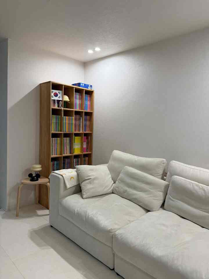 #우리집추구미  #거실소파 #거실서재화 #책장선반 #포터블조명 #포터블램프 #밀리엔스 #밀리엔스책장