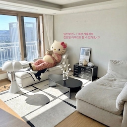 임산부의 하루 키티로 올려보는 오늘의집🏡
많이 먹고 소화안되는 일상이에요🐷
24주차에 이미 최고 몸무게를 찍었지만
뽈록한 배가 제법 마음에 들어요(?)😂
끊임없이 느껴지는 태동도 귀여운 느낌💗
아주 활발한 아기 같아요ㅎㅎㅎ
지난 연휴에 두번 태교여행을 다녀왔어요✈️
일주일텀으로 비행기를 두번이나 타니 정신없었는데
이제 좀 안정되고 정리된 느낌이에요
이제 슬슬 아가방도 본격 꾸며봐야겠어요
#콘수프기록집 #오늘의우리집 1
#주말의우리집 #평일의우리집 #태교여행 #임산부일상 #임산부 #거실 #주방 #거실인테리어 #거실꾸미기 #거실러그 #ai #ai키티 #거실테이블 #블랙앤화이트 #모던인테리어 #다이닝룸 #집들이 #랜선집들이 #랜선여행 #여행 #여행준비 #여행준비물 