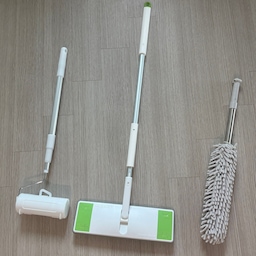 매일의 청소를 조금 더 쉽고 간편하게! 우리 집 청소템 3종 추천 할게요 :)
집을 깔끔하게 유지하려면 한 번에 대청소하는 것보다 평소에 조금씩 관리하는 게 중요한 것 같아요. 
제가 집에서 유용하게 사용하는 청소용품 3가지를 소개해 볼게요!
1. 스카치브라이트 올터치 막대걸레 표준형 + 올뉴 정전기 청소포
바닥 청소할 때 유용하게 사용하는 아이템이에요. 청소포를 끼워 바닥의 먼지와 머리카락을 정리하기 편하고, 청소기를 꺼내기 부담스러운 순간에도 가볍게 사용하기 좋아요.
청소 꿀팁
먼저 정전기 청소포로 먼지와 머리카락을 모아준 뒤, 바닥 상태에 맞춰 물걸레 청소를 해주면 좋아요. 침대 밑이나 가구 주변처럼 손이 잘 닿지 않는 곳도 주기적으로 관리해 주세요.
2. 다이소 돌돌이
옷이나 패브릭에 붙은 머리카락, 먼지를 정리할 때 빠질 수 없는 아이템이에요. 필요할 때 바로 꺼내 쓸 수 있어서 침구 주변이나 소파를 관리할 때도 유용해요.
청소 꿀팁
외출 전 옷에 붙은 먼지를 정리하거나 침대와 소파를 가볍게 관리할 때 활용해 보세요. 사용한 시트는 바로 떼어내면 다음에도 깔끔하게 사용할 수 있어요.
3. 다이소 먼지털이
선반이나 장식장, 가구 위처럼 먼지가 쉽게 쌓이는 곳을 청소할 때 활용하기 좋아요. 눈에 잘 띄지 않는 먼지도 평소에 가볍게 관리할 수 있어요.
청소 꿀팁
높은 곳이나 선반 위부터 먼지를 털고, 마지막에 바닥을 청소하면 떨어진 먼지를 한 번에 정리하기 편해요. 먼지털이 자체도 주기적으로 털거나 세척해 위생적으로 관리해 주세요.
저만의 청소 습관
청소를 어렵게 생각하기보다 눈에 보이는 먼지를 그때그때 정리하고, 자주 사용하는 청소용품은 손이 닿기 쉬운 곳에 보관해요.
비싼 제품이 아니더라도 우리 집에 잘 맞고 자주 손이 가는 아이템이라면 충분히 유용한 살림템이 될 수 있더라고요. 작은 청소 습관이 모이면 집을 깔끔하게 유지하는 데 도움이 되는 것 같아요 !
여러분이 매일 사용하는 청소 필수템은 무엇인가요? 
가성비 좋은 청소템이나 나만의 청소 꿀팁이 있다면 댓글로 함께 공유해요! :)
#청소템추천 #오늘의집 #오늘의집추천 #스카치브라이트 #올터치막대걸레 #정전기청소포 #다이소추천템 #다이소꿀템 #돌돌이 #먼지털이 #청소용품추천 #살림템 #살림꿀팁 #청소꿀팁 #집안일 #살림노하우 #깔끔한집 #집꾸미기 #오늘의우리집 #콘수프기록집