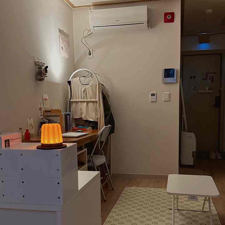 ベッドで見る小さな家ㅎㅎ
玄関口隠しをするか心配 
1年目をやっています… 😆

これくらいなら使えますよね??🤔  #원룸꾸미기 #가구  