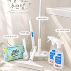 욕실 청소 추천템 🛁

매일 쓰는 욕실, 청소할 때 유용하게 사용하는 아이템들을 모아봤어요.

1. #이지드롭변기크리너
변기 안쪽을 구석구석 닦을 때 사용하는 변기 청소템. 일회용 크리너로 위생적으로 관리하기 좋고 물에 잘녹아 청소후에 변기에 버리면 되서 편리해요. 

2. #바이칸바닥솔
욕실 바닥과 타일을 넓게 문질러 청소할 때 사용해요. 바닥에 쌓인 물때와 오염을 닦아내기 좋은 청소솔이에요.

3. #바이칸자루솔
세면대 주변이나 배수구처럼 좁고 세밀한 부분을 청소할 때 유용해요. 손잡이가 있어 구석구석 문지르기 편해요.

4. #바이칸스퀴지
샤워 후 유리와 타일에 남은 물기를 밀어내는 용도예요. 
다른 스퀴지와 차원이 다른 물기 제거템!👍🏻

5. #클라 무향 욕실 세제
손에 묻어도 되는 무해한 성분에 향이 없어서 욕실 세제의 독한 향이 싫었던 저는 너무나 애정템. 오염 제거도 탁월해요. 

청소 도구만 잘 갖춰도 욕실 관리가 한결 편해져요 🤍

#욕실청소 #욕실청소템 #청소추천템 #바이칸 #클라욕실세정제 #이지드롭 #ftc29기