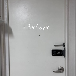 밋밋했던 현관문 꾸미기🏡
전세집이라 따로 시공을 할 수 없어서 뜯어지는 페인트를 
칠해볼까도 고민했지만 페인트 냄새로 괜히 옆집에 피해줄까 걱정이 되어서 결국 내가 좋아하는 것들로 꾸미기로 결정 !
소품으로도 충분히 분위기가 달라진 거 같아서 너무 만족해요🔍
원룸이 확장되어(?) 방이 생긴 거 같은 집이라 공간 분리를 너무너무 하고 싶었어요 
현관문 옆에 방이랑 화장실 주방이 모두 붙어있는 구조라 ,,
공간분리를 위해 현관문 옆에 가벽을 설치했어요 !
완전 대만족 🤑 돈이 최고세요 ....
#구축아파트 #구축아파트꾸미기 #자취생 #자취방꾸미기 #자취방인테리어 #가벽 #가벽파티션 #가벽인테리어 #가벽분리 #가벽활용 #현관문꾸미기 #현관문자석 #현관문 #맞팔해요 #맞팔환영해요 #맞팔소통 
