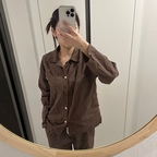  #오늘의집을통해제품을제공받아직접사용한후기입니다

저는 집에서 보내는 시간이 많다 보니 잠옷도 디자인과 소재를 꼼꼼하게 보고 고르는 편인데요! 너무 잠옷처럼 보이는 디자인보다는 편안하면서도 깔끔한 홈웨어를 좋아하는데, 이번에 선택한 refine 파자마가 딱 그런 스타일이더라고요! 🤎

우선 가장 마음에 들었던 건 브라운 컬러•• 너무 진하거나 칙칙한 갈색이 아니라 차분하고 따뜻한 느낌의 브라운이라 분위기 있어요. 차분하면서도 고급스러운 색감이라 유행을 크게 타지 않고, 가을부터 겨울까지 따뜻한 분위기로 입기 좋을 것 같아요. 무엇보다 집에서도 너무 편한 옷만 입기보다는 나름의 분위기를 챙기고 싶은 분들에게 잘 어울리는 컬러구요! 단추와 카라 디테일도 단정해서 집에서 입는 홈웨어는 물론, 가볍게 외출할 때 데일리룩처럼 활용하기에도 괜찮을 것 같아요ㅎㅎ

특히 소재가 정말 마음에 들었는데요. 천연 코튼 100%에 프리미엄 고밀도 60수 순면 원단을 사용했다고 하는데, 확실히 일반적인 면 잠옷과는 조금 다른 느낌🫧 원단이 너무 얇고 흐물거리지 않으면서도 피부에 닿는 촉감은 부드럽고 보송보송해요. 적당히 탄탄한 느낌이 있어서 옷의 형태가 깔끔하게 유지되는 점도 좋았어요. 피부에 직접 닿는 옷이다 보니 까슬거리거나 답답한 소재는 피하게 되는데, 이 제품은 맨살에 입어도 부담스럽지 않은 촉감이라 만족스러웠어요.

착용감도 편했구요. 상의는 전체적으로 여유 있는 핏이라 팔을 움직이거나 앉아 있을 때 불편함이 없고, 바지도 일자로 툭 떨어지는 디자인이라 다리 라인이 깔끔해 보여요. 특히 허리 전체가 밴딩으로 되어 있어서 배를 조이지 않고 편하게 입을 수 있다는 점이 좋았어요. 평소 순면 잠옷을 선호하거나 피부에 닿는 촉감이 중요한 분들, 편안하면서도 예쁜 홈웨어를 찾는 분들께 추천하고 싶어요. 🩷
 #오늘의집레이어 #layer #오늘의집layer체험단 #순면잠옷 #퍼케일잠옷 #긴팔파자마 #잠옷추천 #홈웨어추천 #레이어체험단2609

