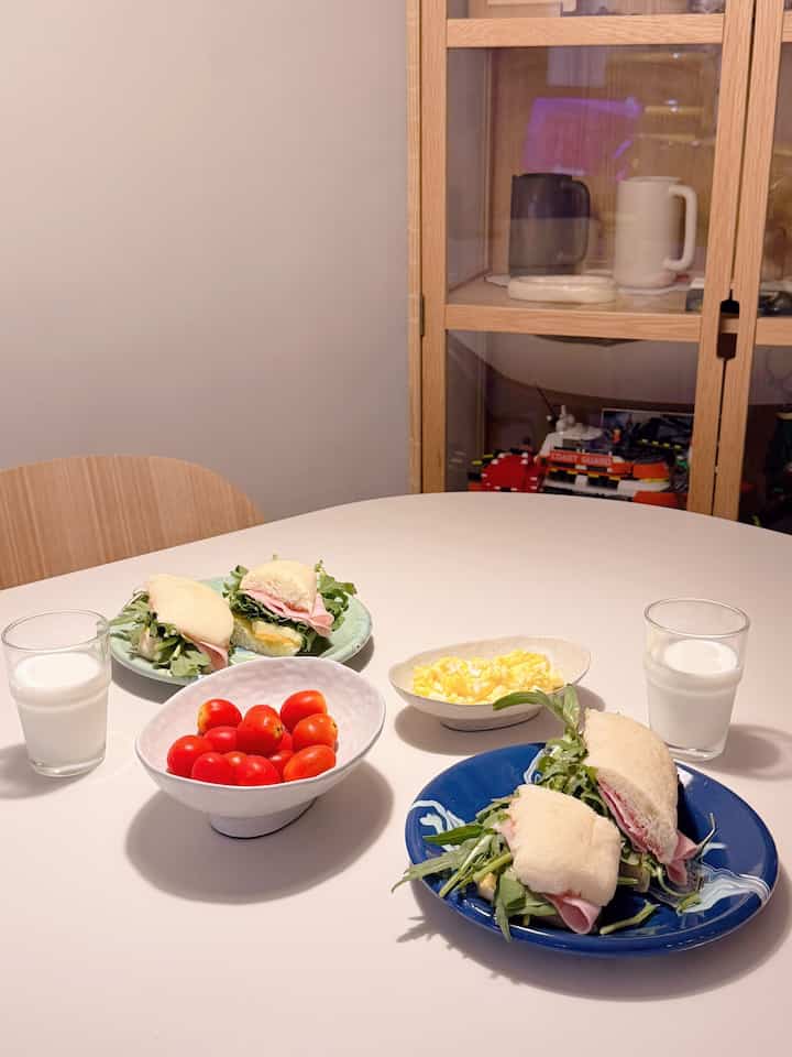 #綺麗なボウル
ホームブランチ🍽️
ジャンボンブールサンドイッチを作っておいしく食べました🥰


＃コンスープ記録集＃ホームインテリア＃ホームカフェツアー＃アパートインテリア＃ダイニングスペース 