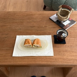 테이블 하나로 거실 분위기가 확 달라졌어요🤍
한달은 고심해서 산 테이블인데 너무 예뻐서 대만족이랍니다 
넓고 튼튼해서 활용도도 좋아요 우드 인테리어에 딱 좋은 아이템 잘 산 것 같아요☺️🤍
#현명한소비 #콘수프기록집 #거실인테리어 #리핏 #테이블웨어 #키친크로스 #티코스터 #오늘의가든 #오브트 #오브트컵 #코토나 #룸슬리퍼 #고재테이블 #소이공방 #고재티크테이블 #원목테이블 #거실테이블 #거실테이블추천 #가구살땐이렇게