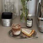 #커피존완성템 

우리집 홈카페존 ☕️✨
처음엔 커피머신 하나만 있었는데 하나씩 사 모으다 보니 어느새 커피용품이 한가득..!

그래서 오늘은 제가 애정하는 홈카페존 정보를 모아봤어요✊🏻🤎
궁금했던 제품이 있다면 참고해보세요!


#홈카페 #홈카페존 #주방인테리어 #브레빌 #커피용품 #인테리어 #커피잔 #콘수프기록집 #아파트인테리어 #홈스타일링 #오늘의집 #오늘의집에서샀어 