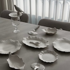 예쁜 그릇은 음식 담을 때만 예쁜 게 아니더라고요🍽️

오늘 자랑하고 싶은 그릇은 코흐 오브제에요!

코흐 오브제는 식탁 위에 작은 예술 작품을 올려둔 듯, 오브제 자체의 디자인이 매력적인 브랜드인데요.
빈 그릇만 올려둬도 너무 영롱한 느낌..🤍

제가 고른 건 제피로스 시리즈와 아티초크 오브제, 비너스 오브제예요.

제피로스 시리즈는 꽃잎처럼 부드러운 곡선이 매력적인 디자인이라 오래 봐도 질리지 않더라고요.

아티초크와 비너스 오브제는 수저 받침으로 활용하고 있는데요.
수저 받침으로 쓰기 아까울 만큼 디테일이 정말 예쁜 거 있죠🤍

이렇게 작은 소품 하나까지 취향에 맞게 골라두면 식탁 꾸미는 재미가 더해지는 것 같아요.

예쁜 그릇은 역시 봐도 봐도 질리지 않네요!

#예쁜그릇자랑 #식탁위예술 #코흐오브제 #제피로스 #테이블웨어 #예쁜그릇 #예쁜접시 #도자기그릇 #도자기접시
