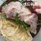 ➕ 집에서도 화덕 브레드를 즐겨봐요

그라나 파다노 그라인더 하나 구비해 두면
요알못도 휘뚜루 마뚜루 사용하기 좋아요.
냉동실에 보관하다가 필요할 때 꺼내어
갈갈갈 갈아주면 비주얼과 풍미 폭팔!!

요런게 현명한 소비 아닐까요?

#콘수프기록집 #현명한소비 #그라나파다노그라인더
#치즈그라인더 #요리스타그램 #다이소추천템
#발뮤다토스터 #감성엽서 #토스터기사용법 
#트라몬티나 #우드접시 #무인양품접시 