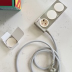 멀티탭, 이제 굳이 숨기지 않아도 되겠는데요…?🔌🤍

가구와 소품은 하나씩 고민해서 골랐는데,
마지막에 눈에 들어오는 건 투박한 멀티탭과 전선…🫠
숨기기 바쁘셨죠!!

작은 생활용품도 인테리어처럼 공간에 잘 어울렸으면 하는 마음으로 고른 벨슨 3구 멀티탭👀

💡 벨슨 3구 멀티탭

｜디자인 — 실버와 아이보리의 조합

가장 마음에 들었던 건 은은한 결이 보이는 실버 바디예요.
번쩍이는 느낌보다는 차분한 금속 질감이라 깔끔하면서도 포인트가 돼요.

여기에 콘센트 부분은 부드러운 아이보리 컬러🤍
실버가 너무 차갑게만 느껴지지 않아서, 크림·아이보리 톤 소품과도 자연스럽게 어울리는 조합이에요.

｜디테일 — 전선까지 신경 쓴 모습

멀티탭 본체가 예뻐도 전선이 아쉬운 제품들이 있는데,
이 제품은 코드 겉면에도 짜임이 보여서 전체적인 인상이 잘 이어져요.

레드포인트 콘센트 구멍(?)과 글씨까지 너무 예쁜 디테일이에요❣️

작은 부분이지만 눈에 보이는 곳에 놓을 때는 이런 디테일이 꽤 크게 느껴져요! 😆

｜구성 — 사용하지 않는 자리도 단정하게

3구 구성에, 사용하지 않는 콘센트에는 둥근 실리콘 커버를 씌워둘 수 있어요.
빈 구멍이 그대로 드러나지 않으니 훨씬 정돈된 느낌이에요.

각진 본체 위에 동그란 커버가 나란히 놓인 모습도 은근 귀엽고요…👀


멀티탭 하나로 집이 완전히 바뀌는 건 아니지만,
이런 작은 물건까지 마음에 들면 공간을 꾸미는 재미가 더해지는 것 같아요

개인적으로 콘센트는 저렴한 제품으로 쓰고 숨겨둔다는 인식이 있었는데, 이번에 이 집을 꾸미면서 제품을 받아보고 생각보다 너무너무 예뻐서 그냥 두고 보기만 해도 기분이 좋았어요,,😚🫧

여러분도 기능은 필요한데 디자인 때문에 숨겨둔 멀티탭이 있다면 색상도 다양한 벨슨멀티탭으로 바꿔보시는건 어떤가요👏🏻 

#벨슨 #벨슨멀티탭 #3구멀티탭 #디자인멀티탭 #실버인테리어 #데스크테리어 #생활용품추천 #내돈내산 #멀티탭추천 #멀티탭 #내돈내산후기 #제품리뷰