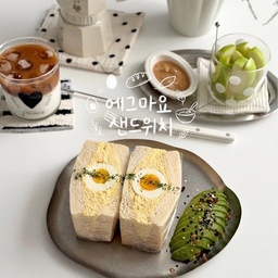 에그마요 샌드위치🍞
맛있는 식빵만 만나면
에그마요 꼭 해먹는 나만의 룰
화이트리에 식빵인데 무조건🤭
계란 입자 거의 없게 할려고
이케아 감자프레스로!!
부드럽고 고소하고
식빵의 폭신함과 은근한 단맛 버터향까지 환상✨
밋밋하지 않게 계란 하나는 통으로
모카포트 라떼도 성공적이고
아삭 산뜻한 초록 사과도 
후숙 잘된 아보카도도 굿굿🤍
🔖
계란 4개 찜기에 넣고
하나만 완반숙으로 찜기에서 먼저 꺼내고
완숙으로 익은 계란 3개
프레스기에 사정없이 눌러주고
계란 1개 = 마요 1스푼 공식
마요네즈 3스푼 후추후추 소금 설탕 와사비 약간
잘 섞어서 해동된 화이트리에식빵에 
실온에서 녹은 가염버터 한쪽에 잘 펴바르고
에그마요 한겹 바른 후 완반숙 계란 올리고
계란 주변을 채우면서 에그마요 올린 후에
버터 바른 식빵 덮고 랩핑
칼 세워서 반으로 잘라 파슬리 솔솔뿌려주면 완성🎶
_
#홈카페 #에그마요샌드위치 #타마고산도 #에그마요 #샌드위치 #오홈스토랑 #예쁜템최고야 #콘수프기록집 #홈쿡 #플레이팅 #이케아 #비알레띠모카포트 #코스타노바 #사브르 