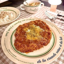 어릴 땐 경양식 왕돈까스가 
왠지 특별한 날에만 먹는 메뉴 같았죠. 🍽️
요즘은 에어프라이어에 돌리기만 하면 
집에서도 간편하게 즐길 수 있다니, 세상 참 좋아졌어요. 제가 좋아하는 음식 베스트 3 안에 드는 메뉴가 바로 돈까스랍니다!
늘 아쉬웠던 검정 식탁에 처음으로 키친클로스를 깔아봤는데요. 
천 하나 깔았을 뿐인데 분위기가 확 달라졌어요.
뭔가 옛날 경양식집에서 밥 먹는 느낌도 나구요. 
오늘의 가든 스프볼에 따뜻한 스프까지 담고,
양배추 샐러드에 와인 한 잔까지 곁들이니 오늘 저녁은 우리 집이 작은 경양식 레스토랑이네요. 🍷
🍦 후식
마지막은 추억의 서주 아이스주!
여전히 맛있네, 이거 🤍
#콘수프기록집 #오늘의우리집 #콘수프기록 #주방인테리어 #식기세트 #일광전구 #스프볼 #오늘의가든 #오늘의집 #예쁜살림템 #예쁜그릇자랑 #가을인테리어 #가을맞이 #컬러인테리어 #오홈스토랑  #가을담은우리집 #소품인테리어 #원룸 #원룸인테리어 #원룸꾸미기 #자취방 #자취방꾸미기 #자취방인테리어 #살림살이 #살림구원템 #내돈내산 #작은방꾸미기 #원룸공간분리 #식탁위예술 #웜톤인테리어 