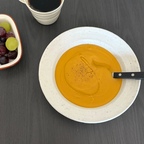 브런치가게 알바생이 푸는
단호박스프 한끗 더 맛있어지는 법
(사장님에게 배운 팁 공유합니다..🥣)

보통 단호박스프 끓일 때 양파도 같이 넣잖아요
여기에 고구마 약간 추가하기! 

1. 달군 스텐(중요⭐️)냄비에 버터 두르고 양파 투명해질 때까지 볶는다
2. 고구마랑 단호박 넣고, 소금간하고 약간 익을 때까지 볶는다(구운 고구마 넣을거면 단호박 먼저 좀 볶은 뒤에 넣어)
3. 재료 잠길 정도로만 물붓고 20분 정도 끓인다. 이때 스텐냄비 바닥에 눌러붙은 것들 잘 긁어낸다(⭐️⭐️이게 감칠맛내주는 맛도리)
4. 다 끓으면 약간 식힌 다음 갈아주고, 우유 한컵정도 넣고 약불에 3-5분 정도 끓인다
5. 간보고 소금이나 단거좋아하면 설탕이나 꿀 추가

+비율은 단호박 1개 기준으로 고구마는 단호박양의 절반정도, 양파는 반개

+고구마는 에어프라이어에 한번 
구워서 넣으면 더더 맛있어요

#콘수프기록집 #오늘의우리집 #브런치 #수프볼 #스프볼 #홈카페 #홈브런치 #단호박요리 #단호박스프 #브런치타임 