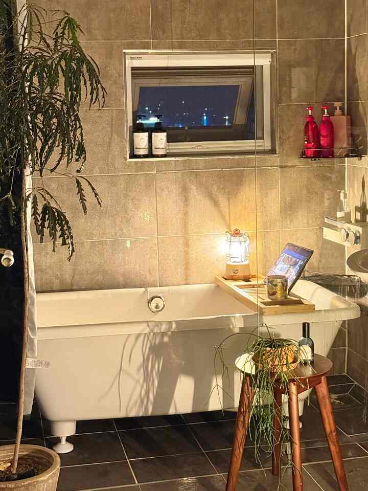 いよいよ私の家にも浴槽ができました 🛁🤎

私たちの家でほとんど見せていなかった空間の中で 
ひとつがまさに2階のバスルームです。 🥹🥹

2階は私たちがセルフで一つずつ直して飾っていくと
バスルームほどはまだ昔の姿そのままですよ🥹

バスルームが広いのは利点です。
大きな浴槽がないので、 
小さなプラスチックの折りたたみ式の赤ちゃんの浴槽に交互に洗った。

もう最初に、身長も大きなものも大きくなります。
水遊びが大好き
「大きな浴槽ひとつあればいい」と思っていた真に会うことになった
バスマスター人工大理石リムーバブルバスタブグローリー

赤ちゃんは2人の母親になります。
私も時々半身浴をしたいのですが。
お風呂に行く時間はありません.....😂

今家で子供たちとお風呂を一緒に
私も隙間が半身浴を楽しめるようになりました。

私の家に設置された浴槽は
プラスチック素材ではなく、濃厚で安定した人造大理石素材
はるかに滑らかで豪華な感じです。

何よりも既存のバスルームを大きく工事せずに
浴槽を置くだけで空間を変えることができるという点が良かったです。

そして私がインストールしたときに特に驚いた部分は
バスルームの床が排水口に向かって傾斜していても
浴槽の足の高低を調節して水平に合わせることができる点！

色やサイズも様々で
それぞれバスルームの雰囲気と空間に合わせて選べます。

浴槽なしで過ごした家に浴槽一つができただけなのに
思ったより生活がかなり変わったんですよ🛁

私たちの家のように新しい浴槽を設置するのが難しかった人なら
可動式浴槽も一度見てみてもいいと思います😆✨

🏷️バスマスター@bathmaster_1  #욕조  #욕실용품 #반신욕 #반신욕욕조   #욕실커튼 #샤워커튼 