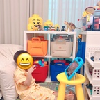 #인테리어노하우 #콘수프기록집 #장난감정리
#장난감수납

거실 소파 앞에 러그 깔고, 칼락스로 주변을 둘러 장난감 놀이 공간을 만들어줬더니
우리집 아이가 여기를 
미니 영화관이라고 하네요😆

과자랑 요구르트도 달라고 야무지게 요청해서 챙겨주니
편하게 앉아 맛있게 먹으면서 오전 시간을 즐겁게 보냈어요🥰

이렇게 자기만의 공간 만들어서 노는 모습이 어찌나 귀여운지😄😄
