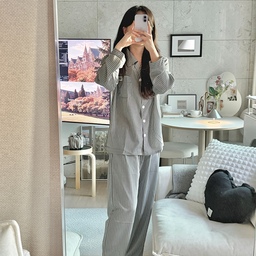 집에서도 예쁜 옷 입고 있으면 기분 좋은거
저만 그런거 아니죠?🙋🏻‍♀️
외출복보다 파자마에 더 진심인 집순이
예쁜 잠옷만 보면 소장 욕구 가득인데🫧
종류도 많고 감성 스트라이프에
보들보들하고 편해서 완내스🥹
M 사이즈로 골랐는데 162cm에 너무 붙지 않고
살짝 낭낭한 느낌이라 진짜 편해요 
남편이랑 커플로도 입고 싶은 파자마🤍차르르하고
포근해서 가을, 겨울내내 잘 입을거 같아요-!
⠀
⠀
▫️실크핏 매티 | 브리즈핏 클락타워
🔖 @hypn.official
⠀
⠀
#하이픈 #하이픈잠옷 #하이픈홈웨어 #파자마 #홈웨어 #집꾸미기 #방꾸미기 #잠옷 #홈스타일링 #거실인테리어 #화이트인테리어 #거실스타일링 #파자마추천 #거실꾸미기 #거실구조 #가구배치 #신혼집인테리어 #집들이선물 #신혼집꾸미기 #맞팔 #신혼집스타일링 #모던인테리어 #웜톤인테리어 #셀프인테리어 #셀프집꾸미기 #소파인테리어 #거울인테리어 #거실조명 