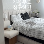 가을 무드로 침꾸하기 🖤🤍
날씨가 쌀쌀해지니까 침대에서 벗어나기 힘든 요즘 :-)
스트라이프 러버의 픽으로 이불 바꿔졌어요

앞면은 스트라이프 패턴,뒷면은 딥챠콜 솔리드 컬러로
다양하게 믹스매치 가능! 여기에 구름처럼 가볍고 부드러워 ☁️
아기랑 같이 뒹구르르해도 먼지 날림도 없고 포근해요
사계절 차렵이불이라 실용적이기까지 🙊
이번 주말은 꼭 늦잠 잘테야 💤

#콘수프필름 #침실인테리어 #침실꾸미기 #침실꿀템 #스트라이프침구 #스트라이프이불 #스트라이프 #스트라이프베딩 #블랙침구 #블랙이불 #스트라이프베개커버 #가을침구 #가을침구추천 #가을침구세트 #베베데코 #사계절이불 #차렵이불 #베개커버