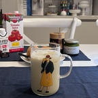 #오늘의우리집 #콘수프기록집
아침에 홈카페☕️
티매트 깔고 
좋아하는 유리컵에 말차라떼를 타고
에어프라이기에 모닝빵을 구워서 먹어요.🥯🥐🥨 #커피 #티타임 #홈카페 #모닝빵 #말차라떼 #티매트 #식탁매트 #식탁 #유리컵 
