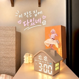 🏠 이 작은 집에 다 있네 🕰️
침실에는 시계가 없어서
매일 핸드폰 알람에 의지했는데요.
한번은 핸드폰이 꺼져 알람이 울리지 않아
지각할 뻔한 뒤로 탁상시계를 하나 구매했어요 🤍
거실에서도 날짜와 요일, 시간을 한눈에 보는 시계를 쓰고 있어
이번에도 같은 편리함을 갖춘 제품으로 골랐어요.
시간은 물론 날짜와 요일, 알람 설정에
4단계 밝기 조절까지!
작은 집 안에 필요한 기능이 쏙 들어 있어요.
귀여운 집 모양에 은은한 불빛까지,
침실 분위기와도 잘 어울려요 ✨
작아도 있을 건 다 있는 야무진 시계 !
이제 출근 알람은 핸드폰 말고 너만 믿는다 😊
#콘수프기록집 #예쁜템최고야 #콘수프기록 #탁상시계 #시계 #집들이선물 #침실인테리어 #일광전구 #조명 #오늘의가든 #오늘의집 #곽티슈케이스 #가을인테리어 #가을맞이 #컬러인테리어 #침실인테리어 #가을담은우리집 #소품인테리어 #원룸 #원룸인테리어 #원룸꾸미기 #자취방 #자취방꾸미기 #자취방인테리어 #살림살이 #내돈내산 #작은방꾸미기 #원룸공간분리 #1평인테리어 #웜톤인테리어 
