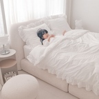 #콘수프기록집 #오늘의우리집

화이트 침실에 로맨틱 한 스푼 🤍

침구 하나로 이렇게 사랑스러워질 일인가요ㅋㅋ

온통 하얀 우리 집 침실.
화이트로만 꾸미면 조금 심심하지 않을까 싶었는데
오히려 작은 디테일들이 더 눈에 들어오더라고요.

특히 침대 끝에 살짝 내려오는 프릴이랑
베개 가장자리의 주름 디테일이 너무 예뻐요.
과하게 꾸민 느낌은 아닌데
침대가 몽글몽글해 보이는 게 딱 제 취향 🤭

큰 창을 따라 달아둔 쉬폰 커튼 덕분에
낮에는 햇살도 부드럽게 들어오고,
크림빛 침대 프레임이랑도 은근 잘 어울려요.

아 그리고 침대 옆 작은 조명과
동글동글한 가구들도 빼놓을 수 없죠.

아이가 침대에 폭 파묻혀 있거나
엎드려 책을 보는 모습을 보면
괜히 이 순간을 사진으로 남기게 되는 중.

화려한 색이 없어도 충분히 포근한 침실.
요즘 제가 좋아하는 우리 집 풍경이에요 🫶🏻

#화이트인테리어 #화이트침실 #침실인테리어 #침실꾸미기 #안방인테리어 #화이트톤인테리어 #미니멀인테리어 #침대스타일링 #침구스타일링 #화이트침구 #프릴침구 #프릴이불 #침대프레임 #패브릭침대 #쉬폰커튼 #커튼인테리어 #침실조명 #침대협탁 #홈스타일링 #아늑한침실 #집꾸미기