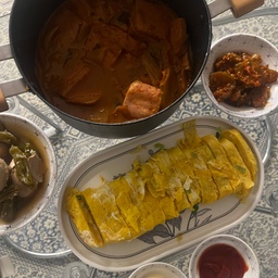 스팸 김치찌개에 반찬으로 계란말이, 장조림, 오이지무침 곁들여 저녁먹었어요!!
김치찌개는 한국인의 소울푸드죠ㅎㅎ
저는 돼지고기보다 참치나 스팸이 더 좋더라고요?
국민반찬 3종 세트까지 함께하니 너무 맛있었어요😋
#스팸김치찌개 #계란말이 #장조임 #오이지무침 #모던하우스 #카페트 #냄비 #오벌쟁반 #쟁반 #도자기그릇 #그릇 #종지