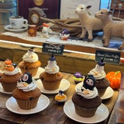 #할로윈 #할로윈카페
🎃 주말 나들이 기록 🕸️
주말 동안 할로윈 분위기로 예쁘게 꾸며진 카페에 다녀왔어요~!
평소와는 다른 으스스하면서도 귀여운 할로윈 소품들이 곳곳에 가득해서 들어서는 순간부터 구경하는 재미가 쏠쏠했어요 🧡 호박 장식과 할로윈 포인트들이 더해지니 평범한 카페도 특별한 공간으로 변신한 느낌!
아이들과 함께 방문하기에도 좋고, 사진 찍기에도 예쁜 포토존이 많아서 주말 나들이 장소로 딱이더라고요👻📸
계절마다 달라지는 카페 분위기를 즐기는 것도 소소한 행복 중 하나인 것 같아요. 음료도 마시고 예쁜 공간에서 사진도 남기며 즐거운 주말을 보내고 왔답니다
할로윈 시즌이 지나기 전에 특별한 분위기를 즐기고 싶다면, 이렇게 테마가 있는 카페에 방문해 보셔도 좋을 것 같아요🖤
#카페투어 #카페스타그램 #감성카페 #예쁜카페 #이색카페 #테마카페 #카페인테리어 #공간기록 #오늘의집카페 #주말나들이 #주말일상 #아이와가볼만한곳 #아이와함께 #가족나들이 #포토존 #가을나들이 #호박 #호박오브제 #호박조명 #유령 #유령피규어 #피규어 #할로윈소품 #할로윈데코 #할로윈인테리어 #할로윈파티 #할로윈장식 
