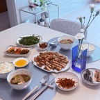 #오늘의우리집 #콘수프기록집

오늘은 된장찌개에 삼겹살과 함께한 점심이에용🧡

레이첸바흐 그릇에 삼겹살을 올려놨는데 또 새로운 느낌이네용😆
든든하게 점심 한끼 먹고 또 한주간 일상을 시작해봅니다.


#레이첸바흐 #살레르노 #팜파베이 #점심 #월요일일상 #헤리터 #헤리터매트 #vbc까사 #vbc커트러리 