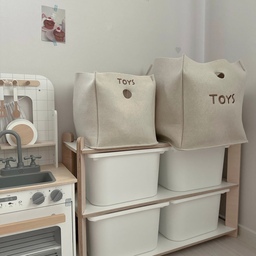 #콘수프기록집 #현명한소비
울집 장난감 정리템 공유해요!
사진에 저 TOYS 바구니, 바치 제품인데
진짜 그냥 막 집어넣고 살아요....
부피 큰 인형이고 블럭이도 그냥 다 던져넣으면 끝이라
육아퇴근하고 정리할 힘 없을 때 1분컷이라 너무 편해요👍🏻
근데 웃긴게 임산부 친구들 울집 오면
다 이거 어디꺼냐고 물어봐요 ㅋㅋㅋ
베이지톤이라 거실에 둬도 안 튀고 예뻐서 그런가봐요
펠트라서 애가 부딪혀도 안 다치고
가벼워서 유하도 자기 장난감 스스로 들고와서 넣고 그래요ㅋㅋㅋ
자연스럽게 정리습관 생김 덤..😉
이젠 장난감 정리 때문에 스트레스받지 마세요🤣🤣
1분 1초라도 빨리 육퇴하고 조금 더 쉬자규요🤍!
#장난감정리 #장난감수납 #토이박스 #펠트바구니 #바치 #육아템 #육아리빙템 #아이방꾸미기 #육아인테리어 #내돈내산 #임산부선물 #출산선물 #집꾸미기 #오늘의집 #콘수프 #장난감바구니 #펠트수납함 #토이바스켓 #아이방정리 #육아인테리어소품 #수납아이디어 #살림템 #정리정돈 #워킹맘 #4살육아 #딸맘 #감성육아 #내돈내산 