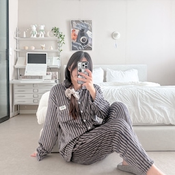 #예쁜템최고야 #콘수프기록집
파자마OOTD😋🤍
#하이픈 #파자마 #수면잠옷 #잠옷세트 #오늘의가든 #아끼는애정템 #침실 #침실인테리어 #파자마 #파자마추천 #잠옷추천 #웜브릭 #패브릭침대 #포스터 #겨울잠옷 #가을잠옷 #베어브릭 #오브제 #캔들 #포터블조명 #침실꾸미기 #포근한침실 #스탠딩모빌 #집순이템 #집들이선물 #선물추천 #로브 #포스터인테리어 