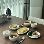 #오감리뷰 프로그램을 통해 제품을 제공받아 직접 사용하고 스타일링한 후기입니다.  

너무 마음에 드는 그릇을 발견했어요!! 덴마크 테이블웨어 브랜드 아이다(aida)의 노르딕 도자기인데 첫눈에 반해버렸네요^^🤍

제가 사용한 그릇은 눈처럼 하얗고 깨끗한 화이트 톤이라 어떤 음식을 담아도 요리가 돋보여요 특히 우드 테이블 위에 차려내니 따뜻한 북유럽 감성의 식탁이 완성된 것 같아요

화이트 컬러는 미세하게 유약을 분사하는 스프레이 클레이징 기법을 사용해서 질감이 살아 있는 게 가장 큰 매력이예요 저는 손에 닿는 느낌이 너무 좋더라구요 조명의 각도나 빛에 따라 표면에 은은한 음영이 생겨 식탁 위에서 더 입체감이 돋보이고 단아하면서도 고급스러운 분위기를 연출해 주네요

겉면의 오돌토돌한 질감 덕분에 손으로 잡았을 때 그립감도 좋고, 스크래치나 이염 걱정 없이 내구성이 뛰어나 매일 쓰는 데일리 그릇으로 아주 좋을 것 같아요 

질감과 디자인, 구성까지 모두 갖춘 도자기 세트라 정갈한 한식 차림을 준비하기 딱 좋아요
거기에 가격 부담도 없어 신혼 그릇이나 데일리 그릇을 찾으시는 분들께 강추합니다!!

#오홈스토랑 #플레이팅필살템 #플레이팅 
#한식밥상 #데일리템 #신혼그릇추천 
#신혼그릇세트 #그릇추천 #집들이선물
#선물추천 #그릇추천 #그릇수집가 #한식 
#한식밥상 #데일리그릇 #도자기그릇 
