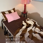 따듯한 웜톤으로 꾸민 우리집 쟈근 침실✨
십여년 된 밤티 전기매트는 쫒겨났어요. 

헬로우슬립 탄소매트 온-슬립💘은 눕는 촉감이 도톰 폭신하니 좋다보니  추가로 위에 패드 안 깔아도 되어서 맘에 쏙 들어요.   소재별로 3가지 선택할 수 있어서 전기요도 베딩처럼 고르는 신개념 쇼핑.  뒤집어 양면 컬러로 쓸 수도 있고 뒷면에는 밀림방지 밴드도 장착 
온도조절도 7단계씩이나? 섬세하게 신경쓴 디테일이 잔뜩이에요 
국내제작 제품이라 부모님께도 안심하고 선물할 거 같아요.

예쁜데 따듯한 침실로 꾸밀 수 있어서 대만족 중 ◡̈ 

#전기요 #전기매트 #탄소매트 #겨울준비템 #웜톤인테리어 #맞팔 #소통해요 #구축아파트 #원룸인테리어 #컬러인테리어 