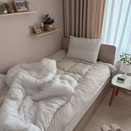 #웜톤인테리어
포근함의 끝판왕! 역시 양털이죠🤍
쌀쌀해진 날씨에 아이 방 침대 위에
양털 느낌의 토퍼를 깔아줬는데 하루 자더니 너무 덥대요😅
가격도 착하고, 전기 없이 따뜻하게 사용할 수 있어
온열매트 전자파 걱정도 덜 수 있으니
주변에도 여기저기 추천하고 있어요
아직은 양털 면이 더운지라
지금은 뒤집어서 사계절용 면으로 사용 중!
무엇보다 이불처럼 가벼워 다루기 편하고,
토퍼 전체 세탁도 가능해 관리까지 간편해요🤍
올겨울 아이 방 포근함은 이걸로 준비 끝!
#토퍼추천 #양털담요 