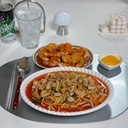#짬뽕 #칠리새우

오늘의 메뉴는 짬뽕과 칠리새우입니다 요 며칠 밥을 먹었더니 면이 먹고 싶어서 채소는 버섯, 청경채만 짬뽕과 칠리새우는 냉동으로 샀어요

버섯과 청경채를 먹기 좋게 손질하고 에어프라이어를 예열하고 끓는 물에 소스 넣고 버섯과 남아있는 냉동 바지락과 애호박도 썰어 넣었어요

칠리 새우를 에프에 구우면서 칠리소스는 끓는 물에 중탕으로 데웠구요 짬뽕 면과 청경채를 마지막에 한 번에 넣어 끓였어요

#오늘의장면한컷 #콘수프기록집 #예쁜템최고야 #혼자서도잘먹어요 #빌레로이앤보흐 #아우든 #사브르 #헤리터 #렉슨 #렉슨미나 #조명 #소품 #추천템 #자취 #저녁 #메뉴 #추천 #맞팔 