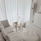 𖤐 20평대 구축 아파트, 가장 아끼는 가구 5가지

시공 없이 가구와 소품만으로 조금씩 바꿔가고 있는 우리 집이에요 ♡
이사하면서 가장 많이 고민했던 건 가구 선택이었어요
20평대라 공간이 넉넉하지도 않고, 아기와 함께 생활하는 집이다 보니 디자인뿐 아니라 수납이나 활용도도 중요했거든요
그렇게 하나씩 골라 들인 가구 중 가장 애정하는 5가지를 소개해 볼게요


➊ 먼데이하우스 | 라운지 구스 아쿠아텍스 패브릭 모듈 4인용 소파

거실에서 가장 큰 비중을 차지하는 가구라 고민이 많았던 소파예요
4인용 모듈 소파라 거실에서 가족이 함께 시간을 보내는 중심 공간이 되어주고 있어요
패브릭 특유의 포근한 분위기가 화이트우드 인테리어와도 잘 어울려서 마음에 드는 가구 중 하나예요
소파 하나만으로도 거실 분위기가 달라지는 것 같아요


➋ 소르르홈데코 | 차르르 쉬폰커튼 도톰 화이트

거실 분위기를 부드럽게 만들어주고 싶어서 선택한 화이트 쉬폰커튼이에요
햇살이 들어오는 낮에는 커튼 사이로 빛이 퍼지면서 공간이 한층 화사해 보여요
특히 도톰한 쉬폰 특유의 자연스럽게 떨어지는 주름이 마음에 들어요
큰 시공 없이도 집 분위기를 바꾸고 싶다면 커튼부터 바꿔보는 것도 좋은 방법이에요


➌ 포더홈 | 플레인 E0 서랍 수납장

20평대 아파트는 수납공간이 정말 중요하잖아요
물건은 깔끔하게 정리하고 싶지만 수납가구가 너무 투박하면 집이 답답해 보일까 봐 고민했어요
플레인 서랍 수납장은 물건을 서랍 안에 정리할 수 있고, 상판에는 소품을 올려 인테리어 공간으로 활용하기 좋아요
수납과 집꾸미기를 함께 생각해서 선택한 가구예요
나중에는 하나 더 구매해서 벽면을 전체로 꾸며보고 싶어요


➍ 루나스토리 | 와이드 아기소파 유아 의자

아기와 함께 사는 집이다 보니 아이만의 공간도 만들어주고 싶었어요
거실 한쪽에 아기소파를 놓아주니 아이가 앉아서 쉬거나 책을 볼 수 있는 작은 자리가 생겼어요
어른 소파 옆에 아이만의 소파가 나란히 놓인 모습도 귀엽고요 ♡
아이 가구도 거실 인테리어와 자연스럽게 어우러지도록 배치했어요


➎ 룸핏 | 무아 유아 독서대

아기 책을 보기 쉽게 정리하고 싶어서 들인 독서대예요
책을 올려두고 아이와 함께 책을 보는 공간으로 활용하고 있어요
아기소파와 가까운 곳에 배치하면 아이만의 작은 독서 공간을 만들어줄 수 있어요
장난감과 책이 많은 아기 있는 집에서도 공간을 구분해 꾸미는 데 도움이 되는 가구예요


✦
20평대 구축이라도 어떤 가구를 고르고
어떻게 배치하느냐에 따라 집 분위기가 정말 달라지는 것 같아요
앞으로도 시공 없이 가구와 소품으로 조금씩 바꿔가는
우리 집 이야기를 기록해 볼게요


#20평대인테리어 #20평대아파트 #구축아파트 #구축아파트인테리어 #화이트우드인테리어 #화이트인테리어 #거실인테리어 #거실꾸미기 #집꾸미기 #홈스타일링 #온라인집들이 #랜선집들이 #가구추천 #가구정보 #소파추천 #패브릭소파 #모듈소파 #쉬폰커튼 #화이트커튼 #수납장추천 #수납인테리어 #아기있는집 #아기있는집인테리어 #아기소파 #유아소파 #유아독서대 #아이방꾸미기 #아기공간꾸미기 #오늘의집ftc #ftc29기 