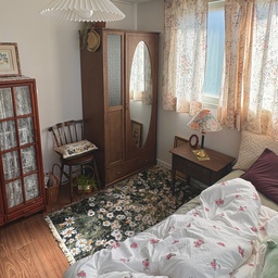 차분한 우드톤의 유럽감성 우리집🌿🤎
월넛 바닥과 다크톤의 우드 가구로 스타일링하고있어요. 
곳곳에 소소하게 식물도 키우고 있고 해가 갈수록 빈티지 소품이 야금야금 늘어나고 있습니다…🤣
패브릭도 앤틱한 디테일이 살아 있는 자카드 원단이나 플라워 패턴을 좋아해서 그런 종류를 주로 사게되네요. 
집을 꾸미면 꾸밀수록 중구난방이던 취향이 점점 확정되는 느낌☺️
#유럽감성우리집 #빈티지인테리어 #원목인테리어 #우드인테리어 #앤틱인테리어 #클래식인테리어 #장미맨숀 #로맨틱캬바레 #빈티지가구 #앤틱가구 #원목가구 #거실인테리어 #투룸인테리어 #침실인테리어 #드레스룸 #빈티지옷장 #커튼인테리어 #작은방인테리어