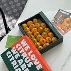 감귤 한 상자가 이렇게 예쁠 일인가요?🍊🧡

선선해지면 집에 감귤 한 상자쯤은 있어야 하잖아요.ㅎㅎ

그런데 이번에 만난 감귤은
맛도 맛이지만 포장부터 제 마음을 사로잡았어요.

쨍한 오렌지와 그린 컬러의 조합에
감각적인 패키지까지!
상자를 열기 전부터 괜히 기분 좋아지는 거 있죠?☺️

예쁘기만 한 것도 아니에요.
달콤하면서도 기분 좋은 상큼함이 느껴지는 맛!
하나만 먹으려다가 자꾸 손이 가더라구요.🍊

제주 감귤 중에서도 까다롭게 선별한
상위 5%의 감귤만 담았다는 시트리앙.

이렇게 예쁘고 맛있는 감귤이라면
주는 사람도, 받는 사람도 기분 좋을 것 같아요.

특히 전용 가방까지 함께라
별다른 포장 없이도 근사한 선물이 되겠더라구요.

올겨울엔 흔한 선물 대신
달콤한 마음을 한 상자 전해보는 건 어떨까요?🧡

#오늘의집 #오늘의집크리에이터 #스페셜크리에이터 #늘신선 #시트리앙 