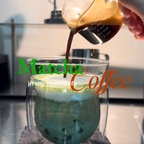 따뜻한 말차 샷 추가 라떼 ☕️🌿

쌀쌀해진 날씨에 은은한 말차 향과 깊은 커피 향으로 우리 집 홈카페를 포근하게 채워보는 시간이에요 ( ◜⤙◝ ) 💚

말차 본연의 고소함과 브레빌 머신의 부드러운 스팀 밀크, 그리고 에스프레소 1샷만으로 깔끔하게 완성한 '따뜻한 말차 샷 추가 라떼'랍니다 ⋆｡° ☁︎ ˚｡⋆ (｡♥‿♥｡)

오늘 하루도 내가 좋아하는 잔에 따스한 커피 한 잔 채워보세요 ☁️ 𓂃 𓈒𓏸 -ˋˏ ♡ ˎˊ- ⸝⸝• ̫•⸝⸝

#오늘의집 #콘수프기록집 #오늘의우리집 #홈카페 #홈카페인테리어 #커피존 #홈카페존 #브레빌 #브레빌머신 #말차라떼 #말차샷추가 #말차샷라떼 #라떼레시피 #홈바리스타 #쇠테리어 #무채색인테리어 #데스크테리어 #집꾸미기 #주방인테리어 #살림꿀팁 #홈카페그램 #오늘의집에사요 #내돈내산 #공간기록

