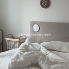 #콘수프필름 #콘수프기록 #콘수프기록집 #오늘의우리집 

비도 오고 그래서🎵
아 너무 그리웠어 우리 집 이불속🫶🏻🤍

2주간 사용중인 노르딕슬립 그래핀 스토프 이불, 정말 대만족이에요!

면 이불 특유의 폭닥폭닥한 촉감에 따스함까지🤎
세탁기랑 건조기 돌려도 짱짱하니 관리까지 편해서 매일 덮기 참 좋아요.

매일 사용하는 침구인 만큼 촉감도, 관리의 편리함도, 디자인도 어느 하나 놓치고 싶지 않잖아요. 그런 면에서 더 만족스럽게 사용 중이에요☺️

비가 그치고 나면 가을이 한층 더 깊어지겠죠🍂
모두 좋아하는 이불 꼭 끌어안고 포근한 밤 보내세요🫶🏻

#NORDICSLEEP #COMFORTATHOME #이불 #이불추천
