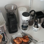 카페도 좋지만 애정하는 우리집 홈카페☕️
손종원 셰프가 극찬했다는 비파티세리 퀸아망은
매장에서 먹고 맛있어서 포장해왔는데 에프에 살짝
돌려서 커피랑 먹으니 꿀맛🎶 수량 제한이 있어서
몇 개 못 사 왔는데 다음엔 다른 맛으로 사봐야겠어요!
⠀
햇살은 좋은데 비 오고 나니 기온이 뚝 떨어져서 제법
쌀쌀해졌어요-;; 비염러는 콧물 때문에 코도 아프고
삶의 질이 떨어지고 있는 요즘ㅠㅠ 감기 조심하세요🤍
⠀
⠀
#콘수프기록집 #예쁜템최고야 #홈카페 #카페투어 #퀸아망 #홈카페존 #홈카페인테리어 #홈카페족 #홈카페존꾸미기 #집꾸미기 #홈스타일링 #홈스타그램 
