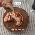요리를 시작하면서 생기는 주방 공기 고민🫧

갑자기 집에서 피자를 만들어 먹고 싶어서, 
전날 피자 도우 반죽부터 만들고 나비엔 광파 오븐에 자동요리 버튼으로 쉽게 피자를 만들어 먹었어요🖤

쌍둥이 아들과 함께 살고 있는 집이다보니 
집에서 요리를 자주 하는 편인데, 요리하면 실내 전체 공기가 
오염되어 우리집 공기는 괜찮는지 걱정이 되더라구요!

음식의 맛도 중요하지만 요리할때 가장 중요한건
환기라고 생각해요.

요리할 때 반드시 필요한 것은 환기✨
후드 작동시키고 창문을 열어 공기 순환이 되어야해요! 밖에서 들어오는 공기가 있어야 실내의 오염된 공기가 밖으로 빠르게 빠져나갈 수 있어요🖤

주방 공기도 함께 챙겨요☺️

#나비엔매직 #광피오븐 #나비엔 #주방스타그램 #주방 #주방용품추천 #주방인테리어 #주방용품 #주방꾸미기 #주방정리 #요리 #요리스타그램 #홈베이킹 #홈베이커리 #홈베이킹레시피