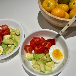 요즘 푹 빠진 🥑˘◡˘♪ 🧸🤍
후숙으로 시키면 바로 먹을 수 있어서 좋아요.
아보카도1개, 방토4-5개, 삶은달걀 1-2개
5살 둘째랑 저랑 둘이서 
집 데이트하며 점심으로 간단히 먹었어요.
🏷️
#아보카도 #오늘뭐먹지 #집밥기록 #식비절약
#건강식단 #식단관리 #유아식 #육아일상
#홈브런치 #홈카페 #브런치테이블 
