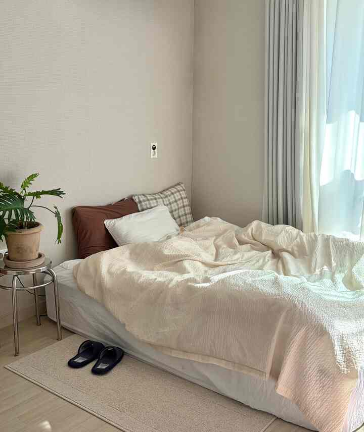 寝具の色味だけが秋のトーンに合わせても、秋の雰囲気が漂うようです:)
天気がすっかり寒くなっていますよね！冬が来る前にいっぱい楽しむ必要があります🍂


＃コンスープ記録集＃インテリアノウハウ＃インテリア＃インテリア小物