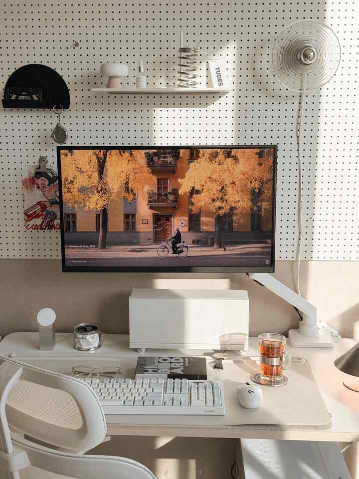 キュレータープログラムを通じて製品を提供され、直接使用してスタイリングした後期です。

#desksetup ☀️🤍🫧

湾で日差し満載の今日、
作業室にも暖かさがいっぱいです🌿

毎日出勤する作業室なのに
日当たりの良い日には、もっと気持ちいいです🤍

どちらもノートパソコン1〜2台で
パッドまで取り出して作業してみたら
いつも充電線とマルチタップで気にならなかった机… 👀

新しいオンティロマルチタップクリーンボックスで
汚れた線々芽 - まとめてみました☺️

マルチタップとアダプターを入れてください。
双方向に開くことができ、線の整理も簡単です🔌

小さな変化です。
机の上がすっきりとなり、気に入っています - ✨

きれいになった机で今日も熱日完了🖥️

/日当たりの良い良い一日を過ごしましたか？ ☀️

🏷️@todayhouseティロマルチボックス

📌今日の家でしか会えない「今日の家エディション」で、10/26日から会えます！ 🛒


＃今日の家エディション＃ティロ＃今日の家＃マルチタブクリーンボックス＃選定理＃ケーブル整理＃スペース活用＃デスククリーンアップ＃デスククリーンアップ＃マルチタブ収納ボックス＃マルチタブ＃デスクセットアップ＃デスクテリア＃デスク飾り＃ホームオフィス＃作業室インテリア＃作業室装飾＃ホームスタイリング＃今日の家のおすすめ 