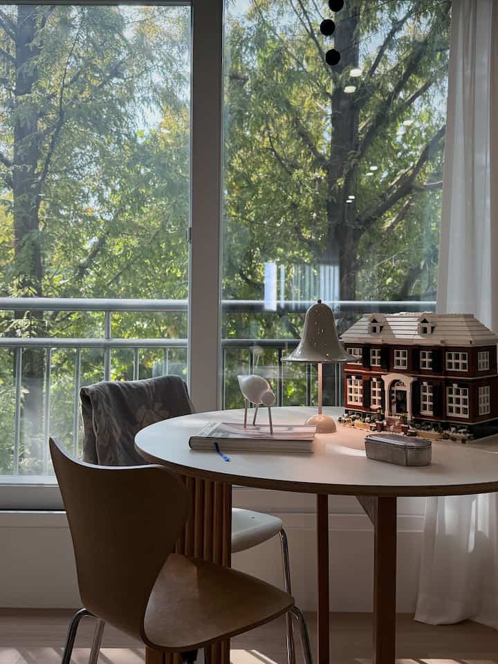 Green Green💚

#livingroom #livingroomdecor #homestyling #verpan #juniorchair #oakchair #woodchair #kidschair #lego #legointerior #portablelamp #chair #window #table #woodtable #oaktable